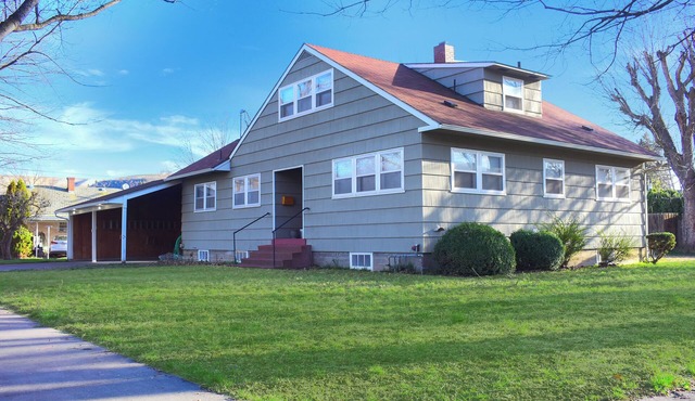 Spacious 5-bedroom house in lovely Dayton with WiFi