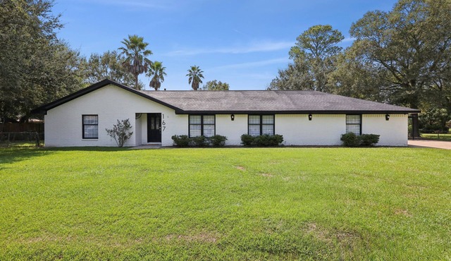 Spacious 5 bedroom home in Bridge City w/pool