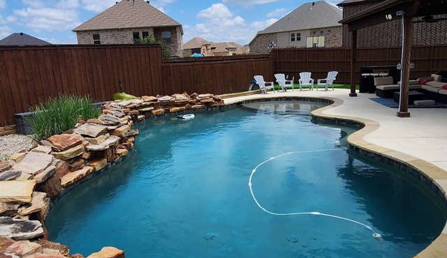 Spacious 5 BR house in Grand Prairie with pool. 16 miles from AT&T Stadium.
