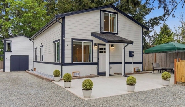 Spacious 5BR Home Near Seattle & SeaTac - Parking