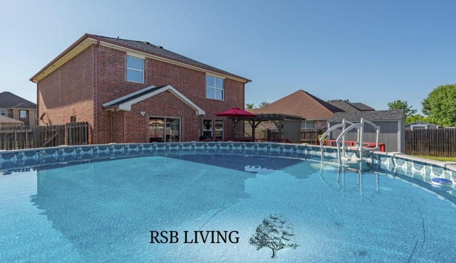 Spacious 5BR Home Pool Game Room & Grill