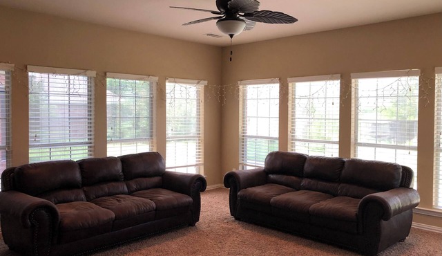 Spacious 6 bedroom house on one acre in pleasant Crandall