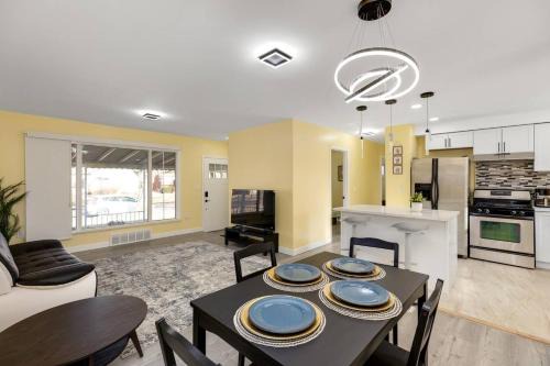 Spacious 6BR/2BA Family Retreat in Detroit
