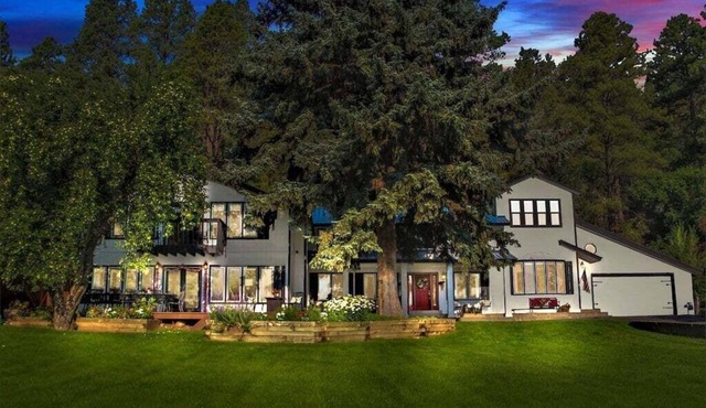 Spacious 7BR House with Hot Tub, Pool Table, Yard