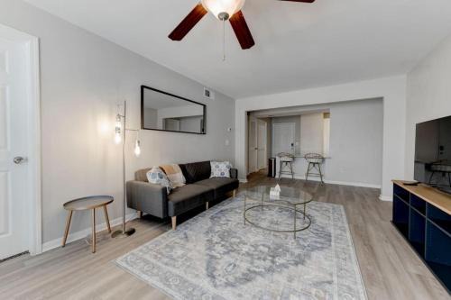Spacious apartment w pool hot tub & pet-friendly in Austin