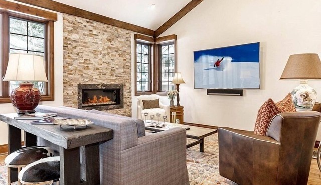 Spacious Arrowhead Townhome with Easy Slope Access, Community Pool & Hot Tub