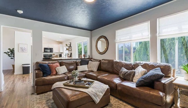 Spacious Caldwell/Nampa Home | Fire Pit, BBQ Patio, Large Yard | Sleeps 10
