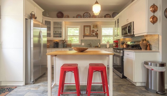 Spacious Central Gardens House and Carriage House