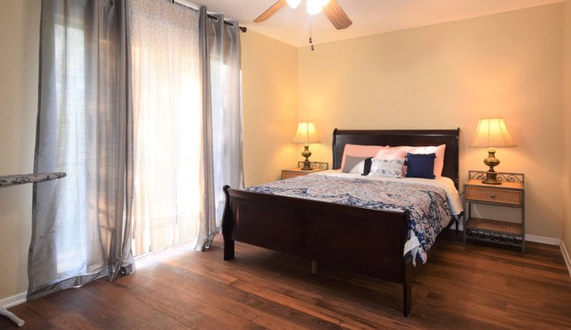 Spacious Condo, 2 Bed 1 Bath in a 4-Plex with Assigned Parking and W/D
