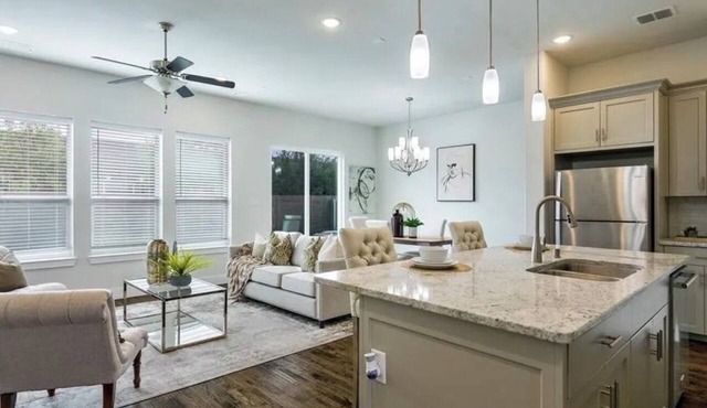 Spacious Dallas Townhome 3BR 10 Min to Downtown & DART