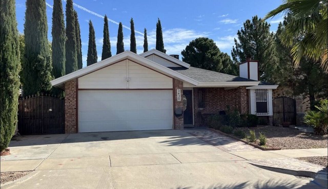 Spacious East El Paso Retreat Sleeps 6+, 5 beds & private backyard