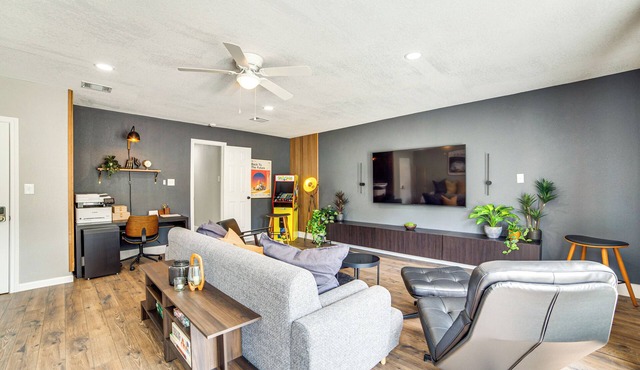 Spacious Family Home, 5 Mi to Galleria Dallas!