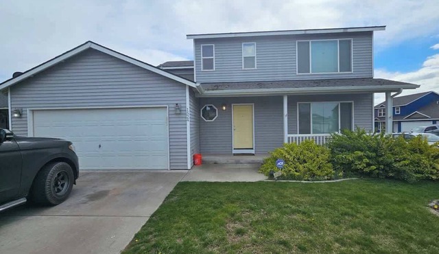 Spacious Family Home w Garage Gladys Retreat