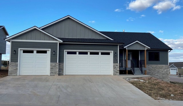 Spacious five bedroom , 3 bathroom home . 1 mile from downtown Sturgis.