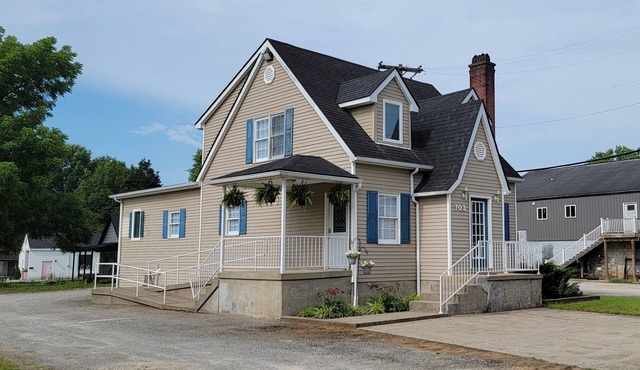 Spacious, Fully-Stocked, Walking distance to Downtown