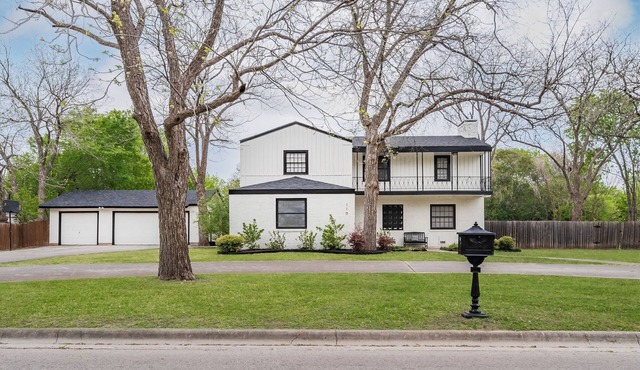 Spacious Historic Home Near Downtown Lockhart