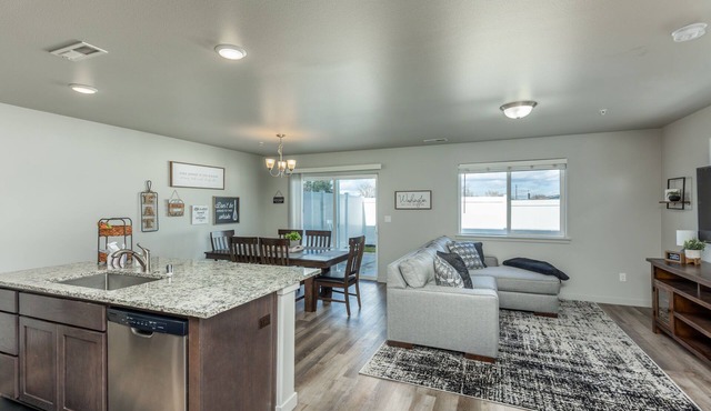 Spacious kitchen suitable for large groups, close to shopping, parks & wineries.