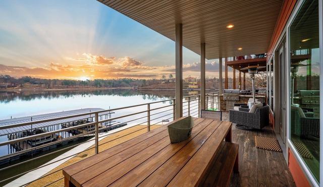 Spacious Lakefront Family Retreat on Lake Hamilton | 4BR 3BA 2 Kitchens Boat Dock