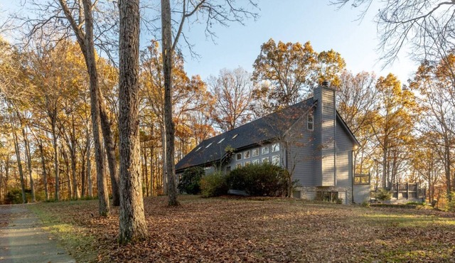 Spacious Leiper’s Fork Estate: 4 Kings, Private Pond & Fire Pit in Franklin
