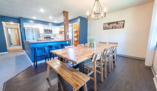 Spacious Modern Bi-Level: Ideal for Groups