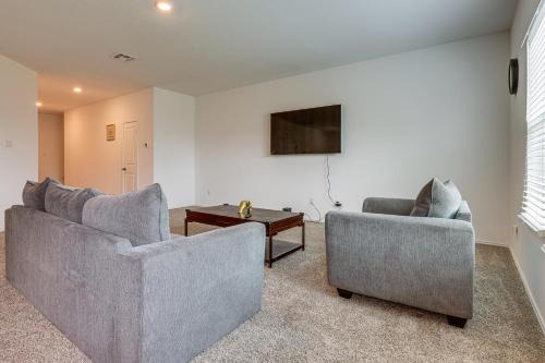 Spacious & Pet Friendly! Hill Country Home Base in Maxwell