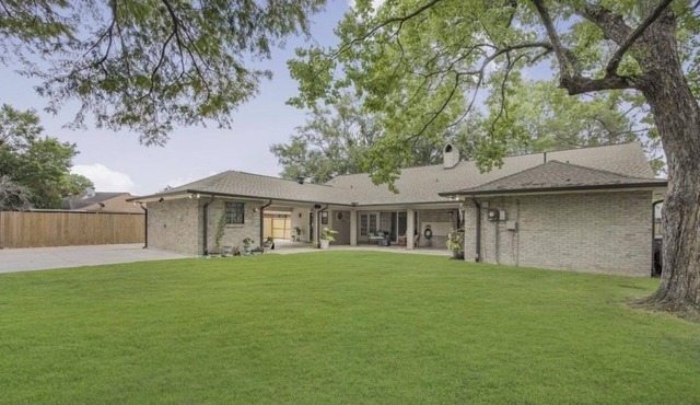SPACIOUS, private 5 bedroom 2 min to I-12, food & shopping 12 MILES TO LSU