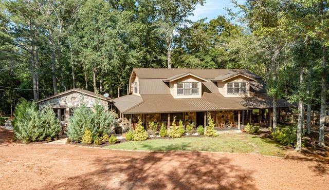 Spacious Riverside Lodge on 370 acres near Tuscaloosa, 8 bedrooms - sleeps 15