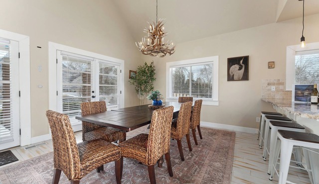 Sparkling pool paradise | Walk to Lake Chelan