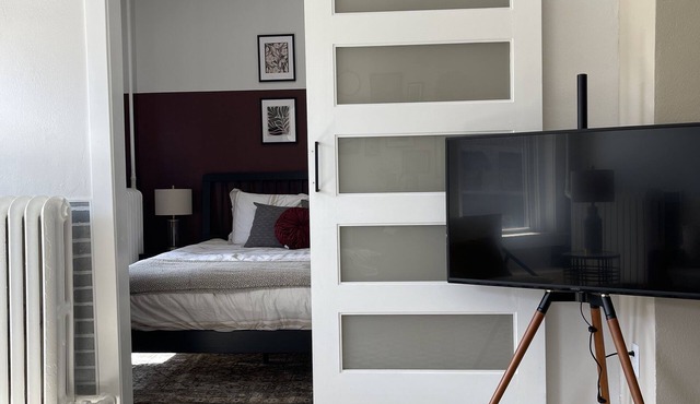Squareview Stays - Modern Apartment On the Square