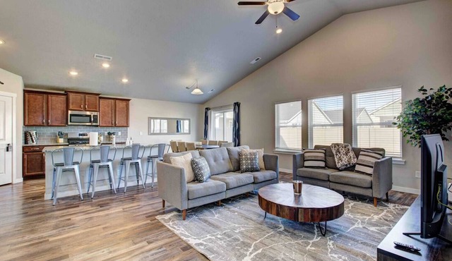 Star Family Home | King Bed | 5 TVs | Walkable to Downtown and Albertsons