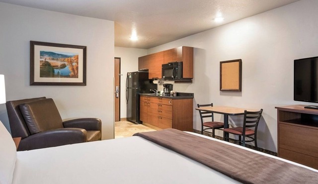 Stay in 3 Queen Suites w/Recliners Near Shoppes at Southport West – Book Now!