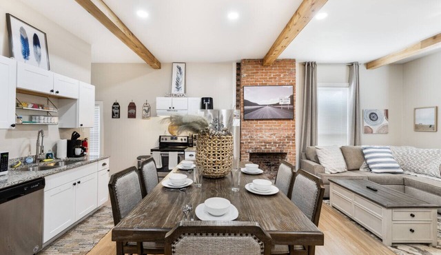 Stockyards- 4min Pet Friendly 3BR Luxe Gem