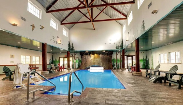Stoney Creek Hotel Stay w/whirlpool + Gym Onsite | 0.3 mi to Back Roads Lounge