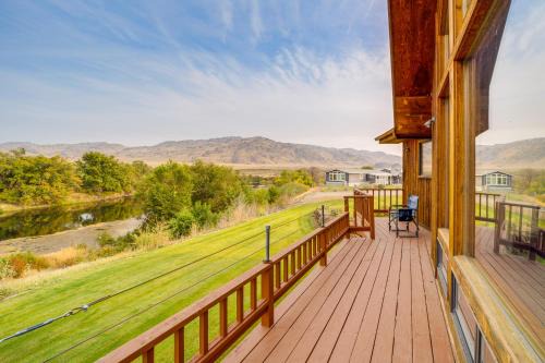Stunning A-Frame Home w/Views, 10 Mi to Okanogan!