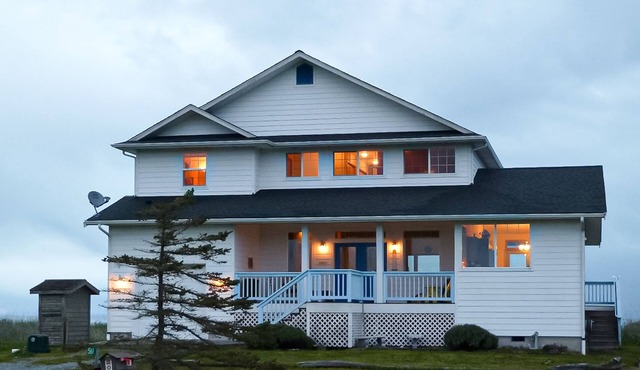 Stunning beach and waterfront escape with outstanding views, gas grill and Wifi