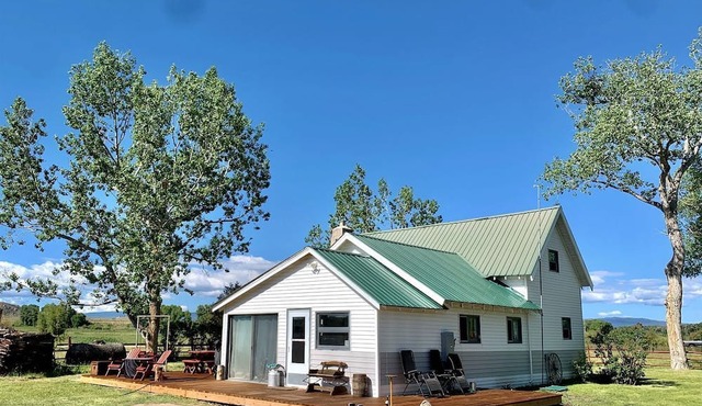 Stunning Cottage with Fire Pit in Saratoga, Wyoming