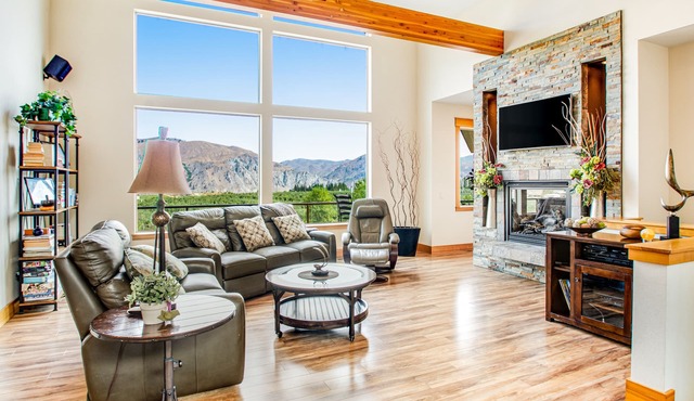 Stunning dog-friendly home with lovely patio/balcony & sunroom