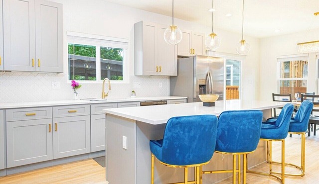Stunning Elegance 4br/2.5 BA Near Vibrant Downtown