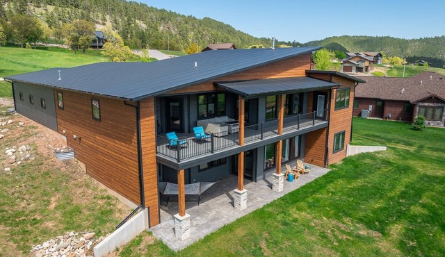 Stunning spacious home w/amazing views, hot tub, AC & golf simulator