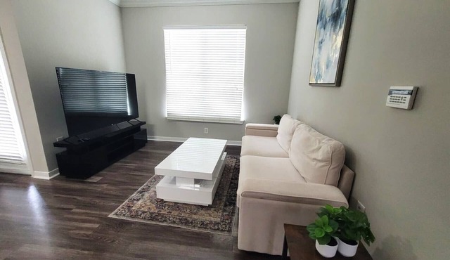 Stylish 1BR Escape Pool Gym Business Leisure