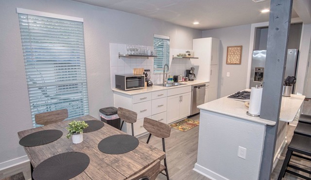 Stylish 4 Br/2ba Renovated Home Near Downtown