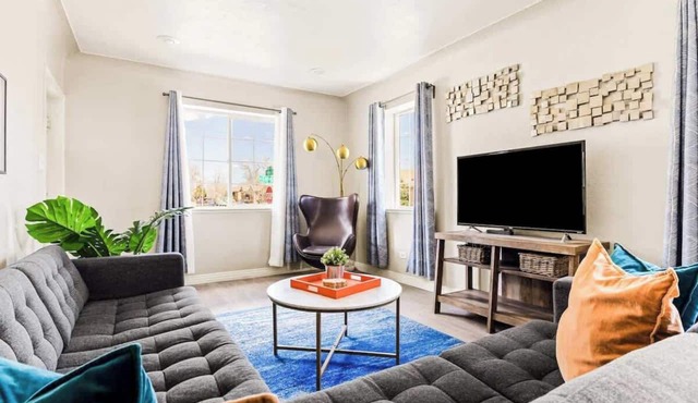 Stylish City Retreat | King Beds | Sloans Lake 30+
