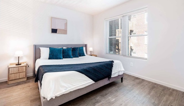 Stylish Luxe 2BR Apartment Cozysuites W/parking! 2E