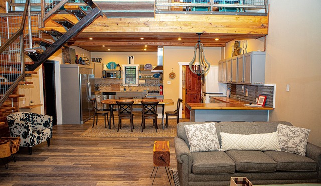 Stylish retreat on 45 acres for 10 guests. 2 bed/2 bath, gourmet kitchen.