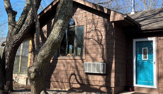 Sunflower/Mushroom Farmhouse just 6 minutes from Lawrence "Wakarusa Valley Farm"