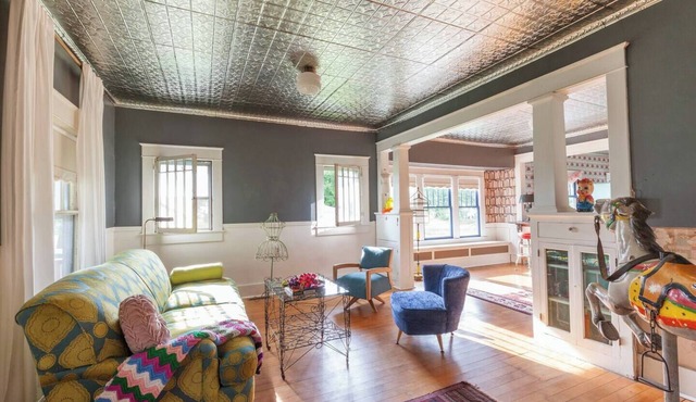 Sunny 1935 Cottage - Designer Restored