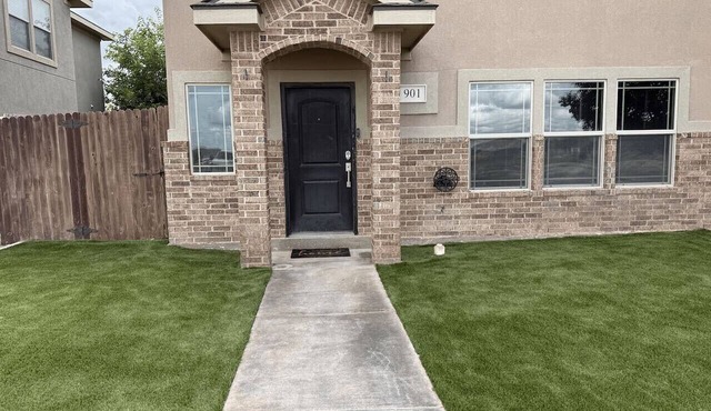 Sunset Retreat, Clean Modern 3BR, Garage, Near 191