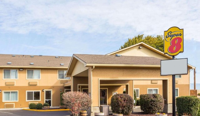 Super 8 by Wyndham LaGrande