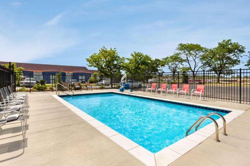 Super 8 by Wyndham Lenexa Overland Park Area/Mall Area
