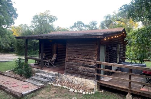 Sustainable and Pet-Friendly Cabin Perfect for Animal Lovers in Bluff Dale, TX
